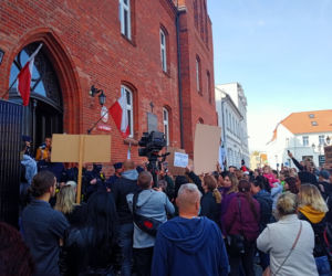Demonstracja pod Sądem Rejonowym w Środzie Wielkopolskiej! Elena wróć! 
