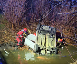 Dachował i wpadł do rzeki