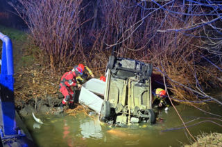 Dachował i wpadł do rzeki