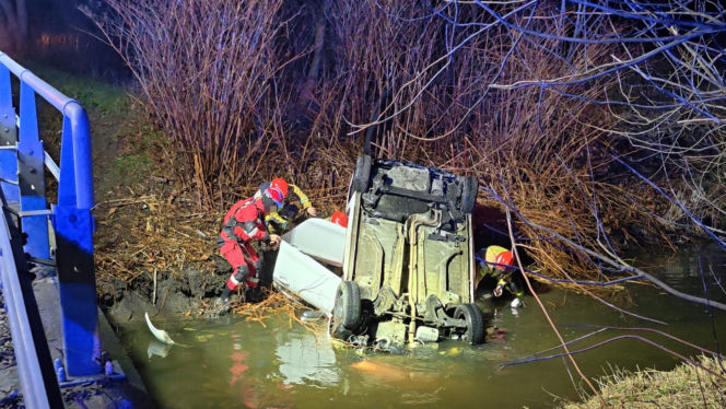 Dachował i wpadł do rzeki