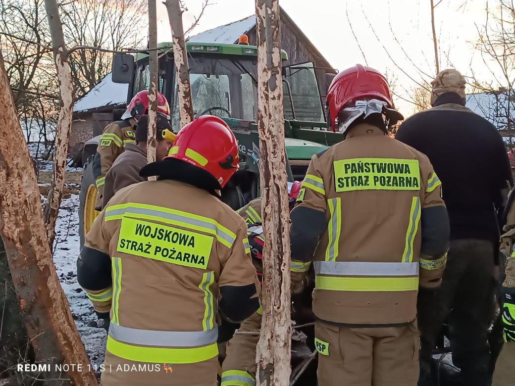 Klacz wpadła do studni. Strażacy uratowali wystraszone zwierzę
