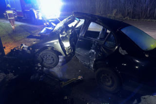 Z impetem uderzył w ogrodzenie w Ziemnicach niedaleko Leszna. Tyle zostało z pojazdu