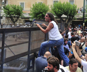 Grecja: Protest pod parlamentem w Atenach – policja OBRZUCONA JOGURTEM - ZDJĘCIA