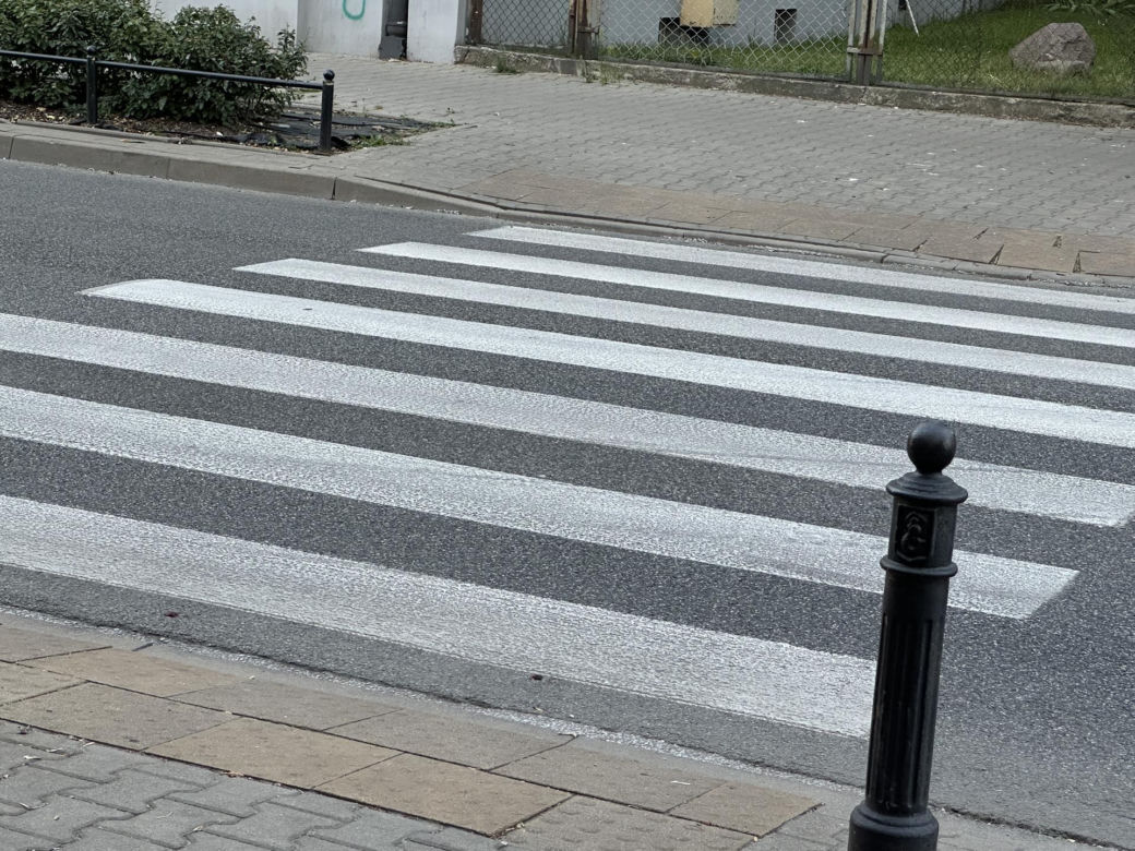Potrącił autem trzy osoby i zwiał! Seniorka i dwoje dzieci w szpitalu