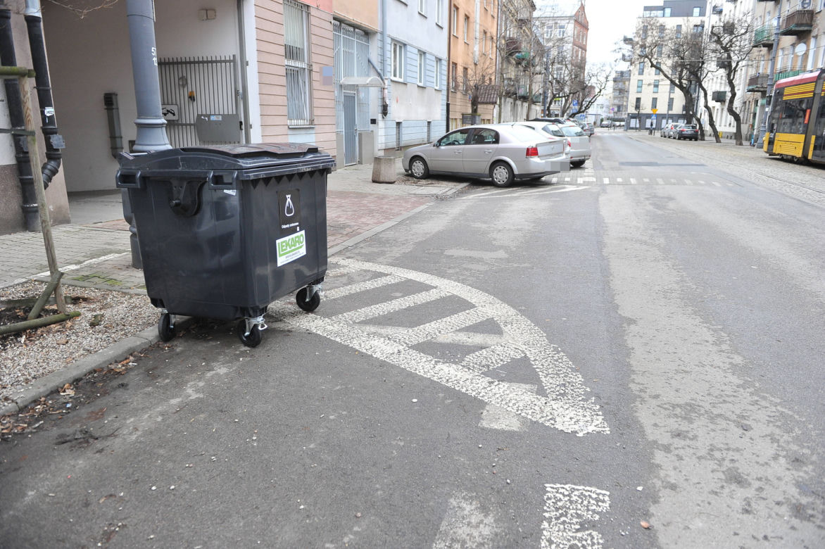  Śmieciowy absurd przy Czynszowej. Nie ma miejsca na altanę śmietnikową 