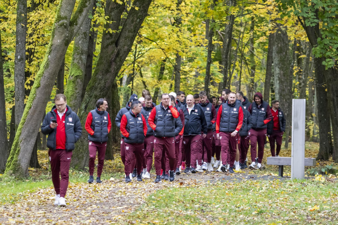 Reprezentacja zmokła na spacerze. Lewandowski się krył przed deszczem