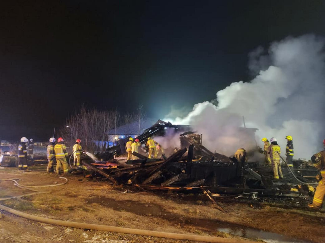 Tragedia pod Radomiem. Drewniany dom doszczętnie spłonął 