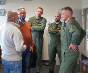 Uratowani żeglarze podziękowali pilotom