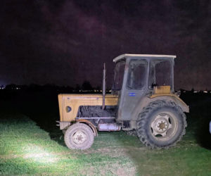 Szaleńczy pościg za ciągnikiem. Pijany traktorzysta próbował rozjechać policjanta