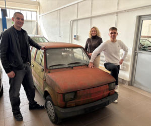 Z ponad 30-letniego małego fiata zrobią wizytówkę szkoły. Jak Samochodówka dostała malucha? [ZDJECIA]