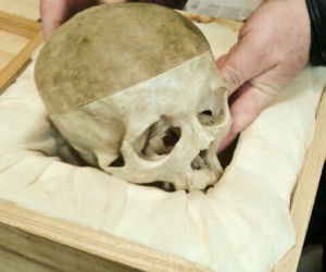 Po 50 latach odzyskał czaszkę ojca