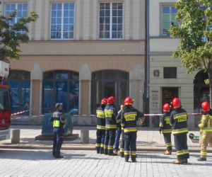 Niebezpieczna blacha na Krakowskim Przedmieściu