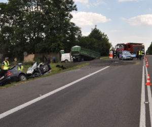 PRZERAŻAJĄCE! ZMASAKROWANY samochód na „17”. Kierowca miał 2,5 promila