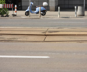 Warszawskie tory tramwajowe w rozsypce! Na ulicy Stawki odpadła betonowa płyta, składy na objazdach