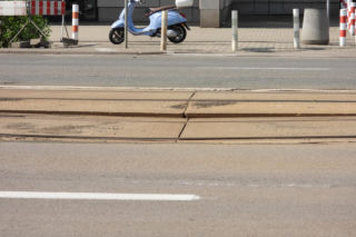 Warszawskie tory tramwajowe w rozsypce! Na ulicy Stawki odpadła betonowa płyta, składy na objazdach