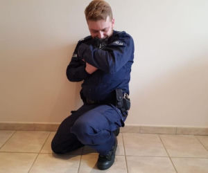 policjant przygarnął kota