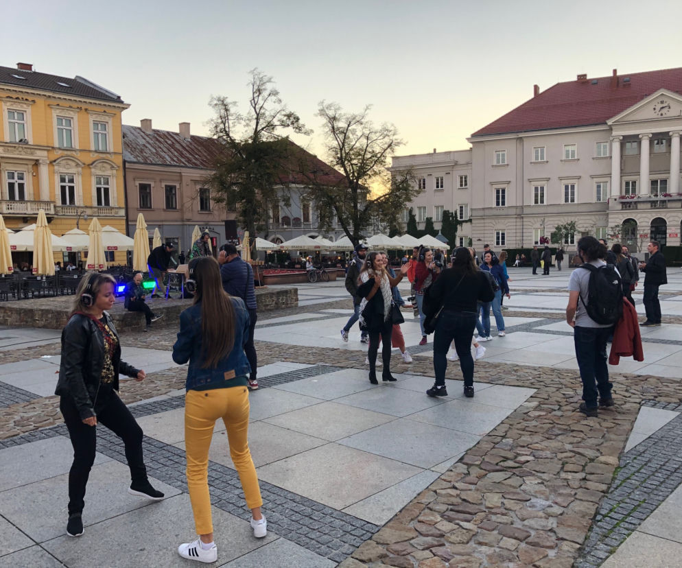 Silent Disco, czyli cicha dyskoteka na kieleckim Rynku [WIDEO]