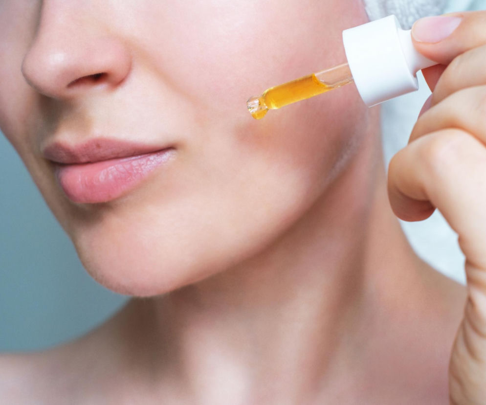 Kwas glikolowy nie jest dla każdego? Sprawdź, jak bezpiecznie złuszczać skórę w domu i uniknąć podrażnień