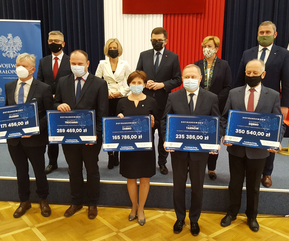 Przekazanie czeków potwierdzających dofinansowanie z Funduszu Dróg Samorządowych w subregionie tarnowskim