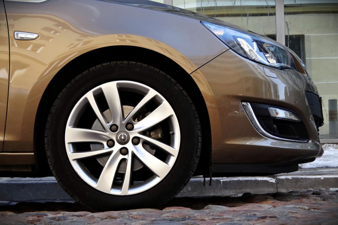 Opel Astra Sedan (Astra J)