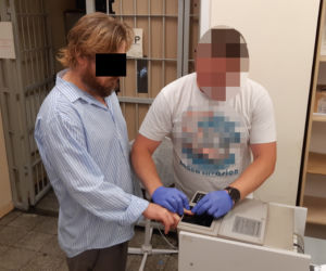 Afera w Warszawie. Zatrzymali oszusta w galerii. A on od roku nie żyje!