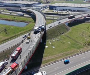 Wypadek na węźle Konotopa. Kierowca uwięziony w cieżąrówce