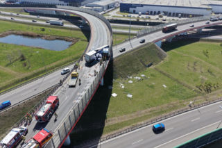 Wypadek na węźle Konotopa. Kierowca uwięziony w cieżąrówce