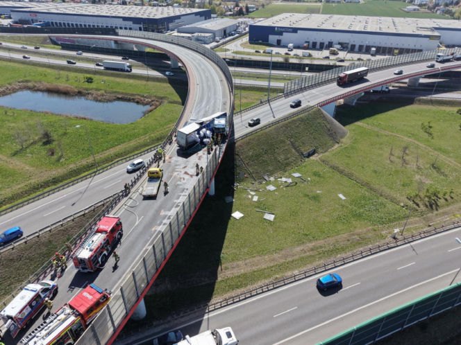 Wypadek na węźle Konotopa. Kierowca uwięziony w cieżąrówce