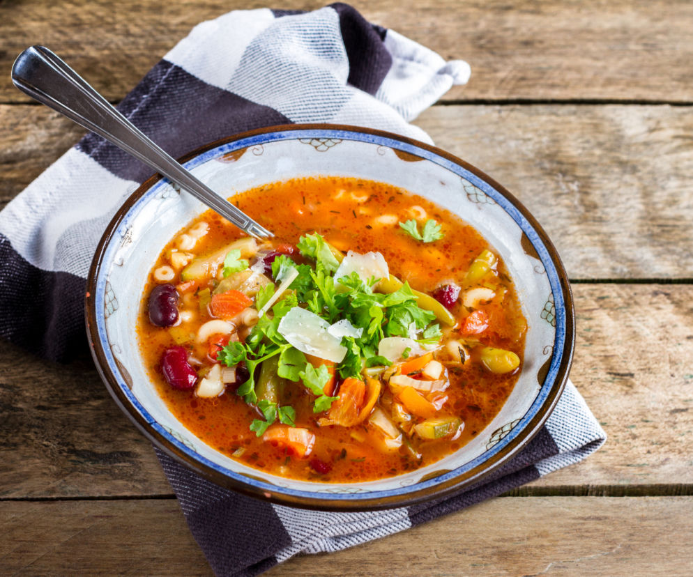 Minestrone - przepis na lekką zupę warzywną