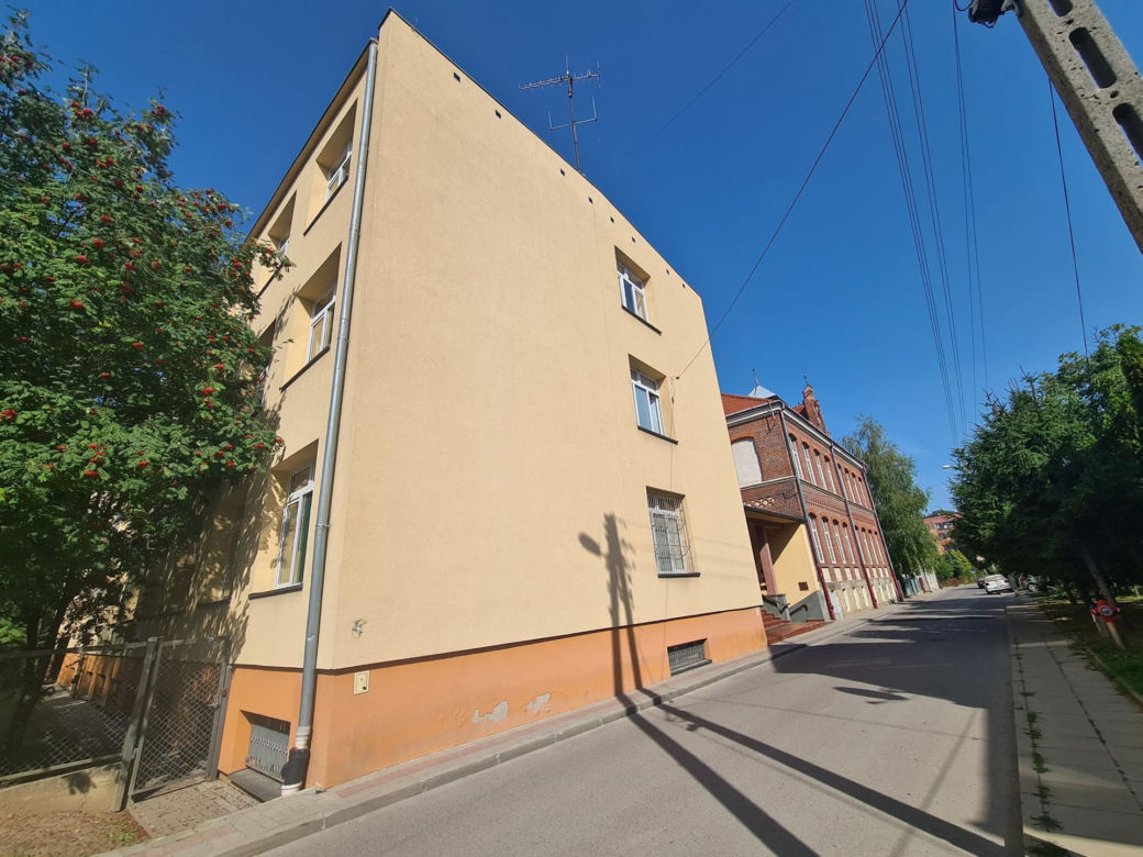 Parking dla niepełnosprawnych na samym końcu parkingu