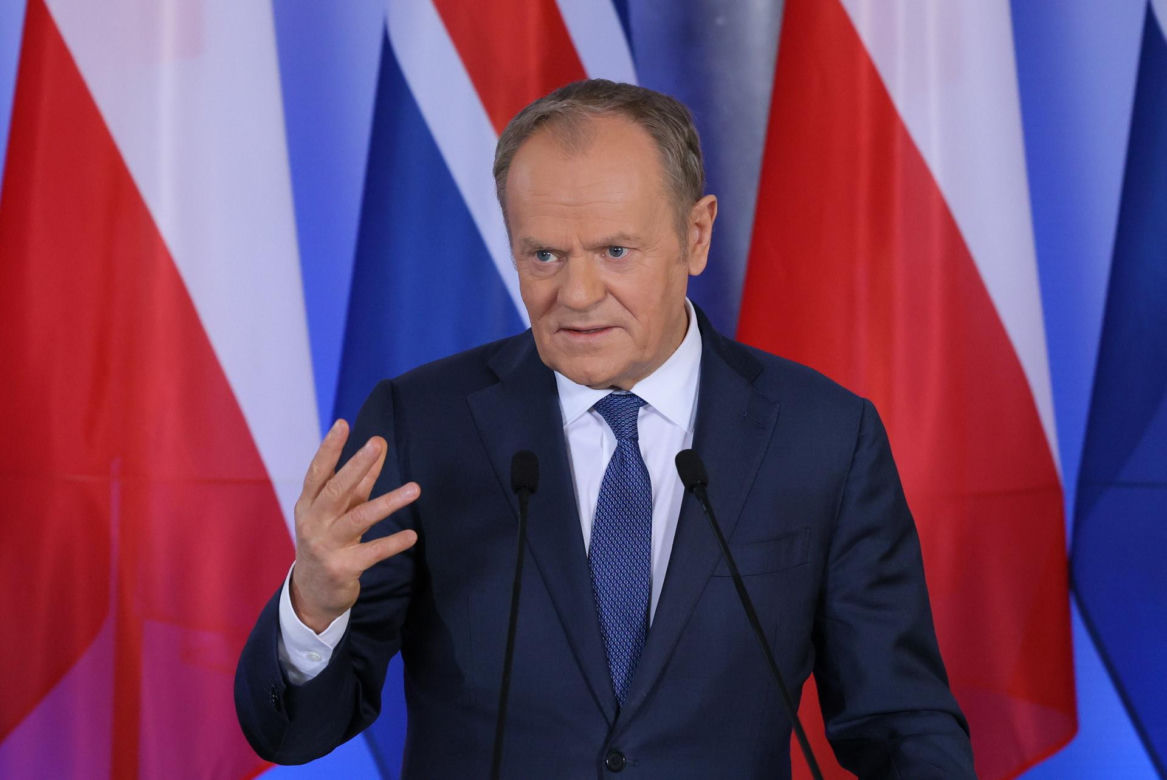 Tusk wyciągnął z marynarki prezent dla premier Islandii. "Mój ojciec je uwielbia"