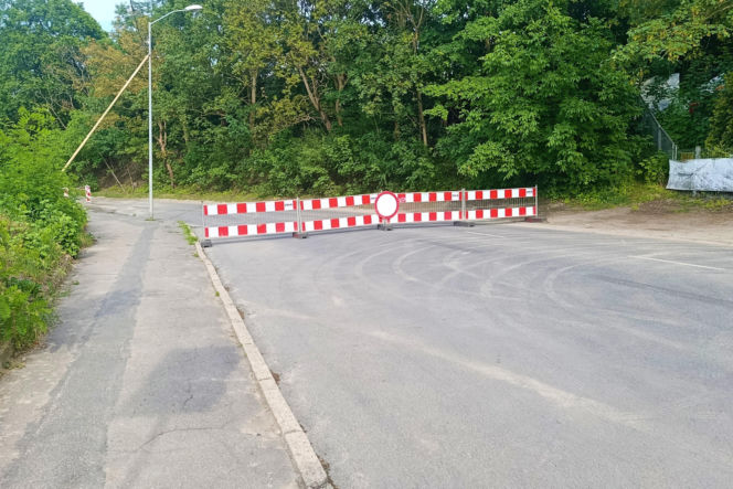 Ulica Starkiewicza zamknięta po awarii wodociągu