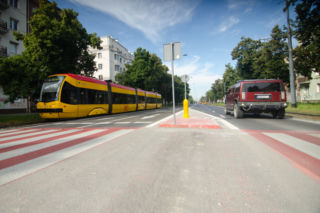 Warszawa: BEZPIECZNI piesi na Pradze. Koniec z ryzykowaniem życia na jezdni [GALERIA]