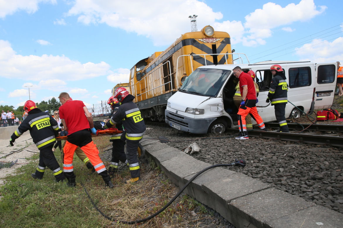 Pociąg masakruje osobowego busa na przejeździe kolejowym
