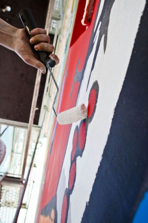 Mural na ścianie kamienicy na warszawskiej Woli