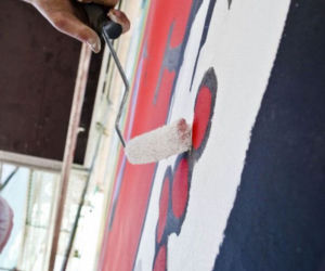 Mural na ścianie kamienicy na warszawskiej Woli