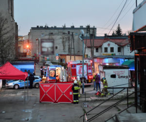 Nożownik z Brzezin z zarzutami. Zginął mężczyzna, policjant został ranny