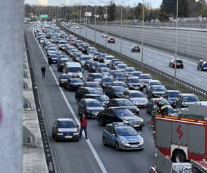 Gigantyczny korek na S8 w kierunku Poznania. BMW huknęło w barierki