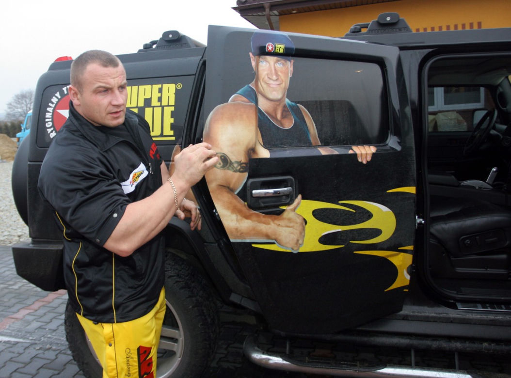Mariusz Pudzianowski jeździ Hummerem H2