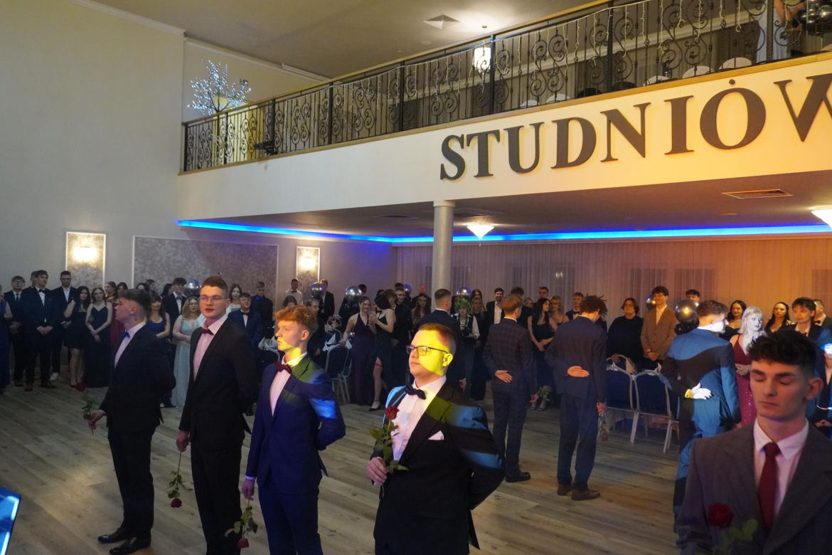 Dwa polonezy na studniówce bydgoskiej Handlówki. W jednym pomogli nauczyciele
