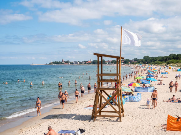 Sinice Darłowo. Czy w Darłowie można się kąpać 19.08? Flaga, warunki pogodowe
