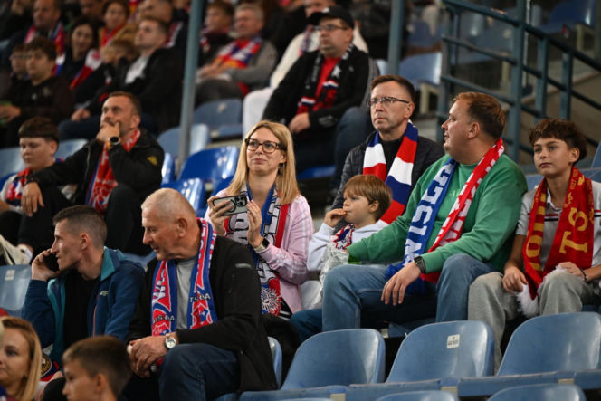 Tak kibice Wisły Kraków bawili się na trybunach. Znajdź się na zdjęciach