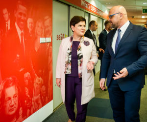 Co ostatnio czytała premier Szydło?! Szefowa rządu w Super Expressie