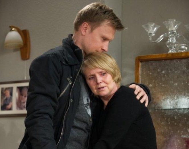 Na Wspólnej. Igor (Jakub Wesołowski), matka Magdy (Ewa Serwa)