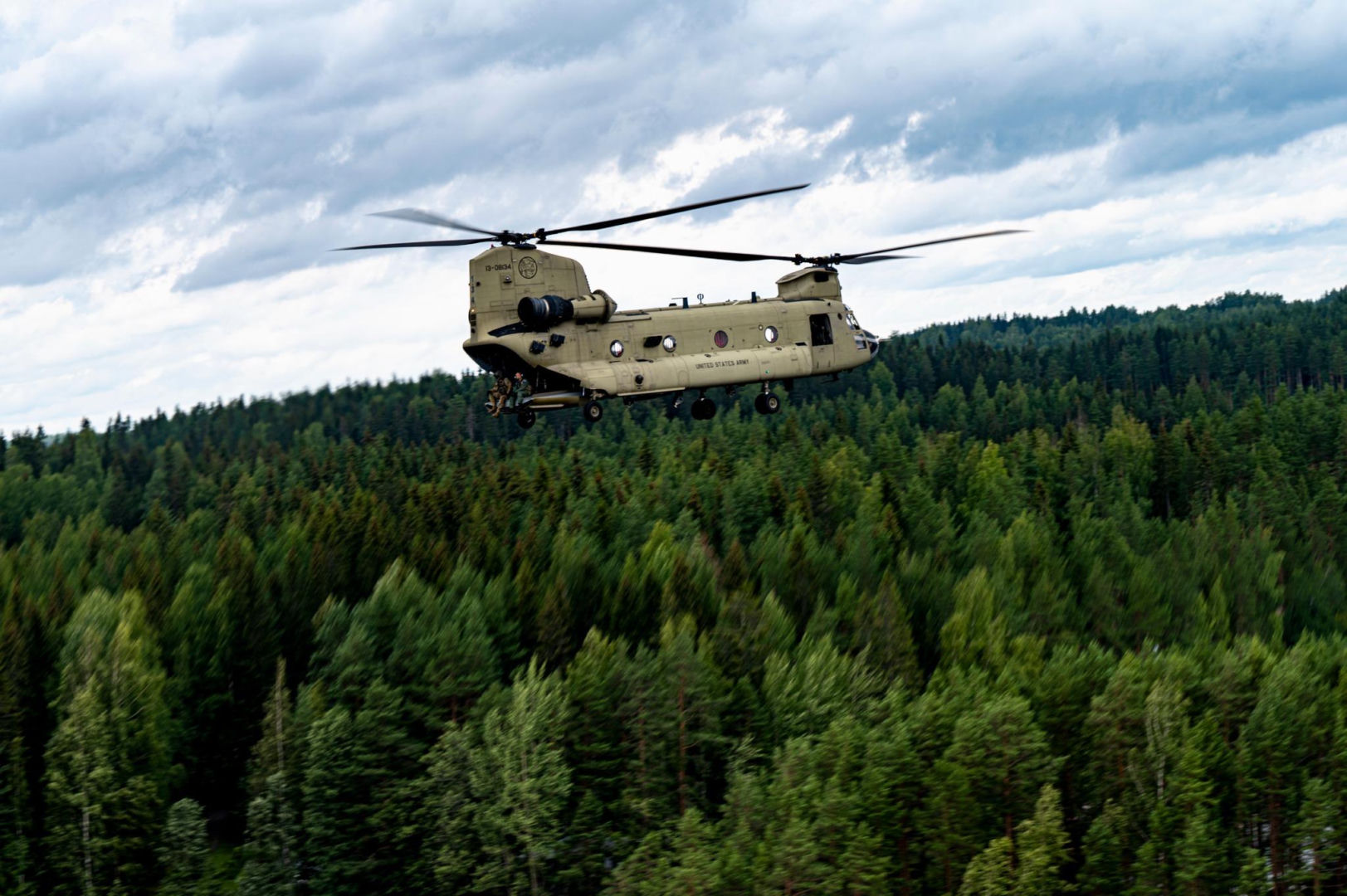 Na krawędzi klęski. Jak pilot śmigłowca Chinook uratował misję Trumpa w Wenezueli