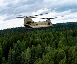 Na krawędzi klęski. Jak pilot śmigłowca Chinook uratował misję Trumpa w Wenezueli 