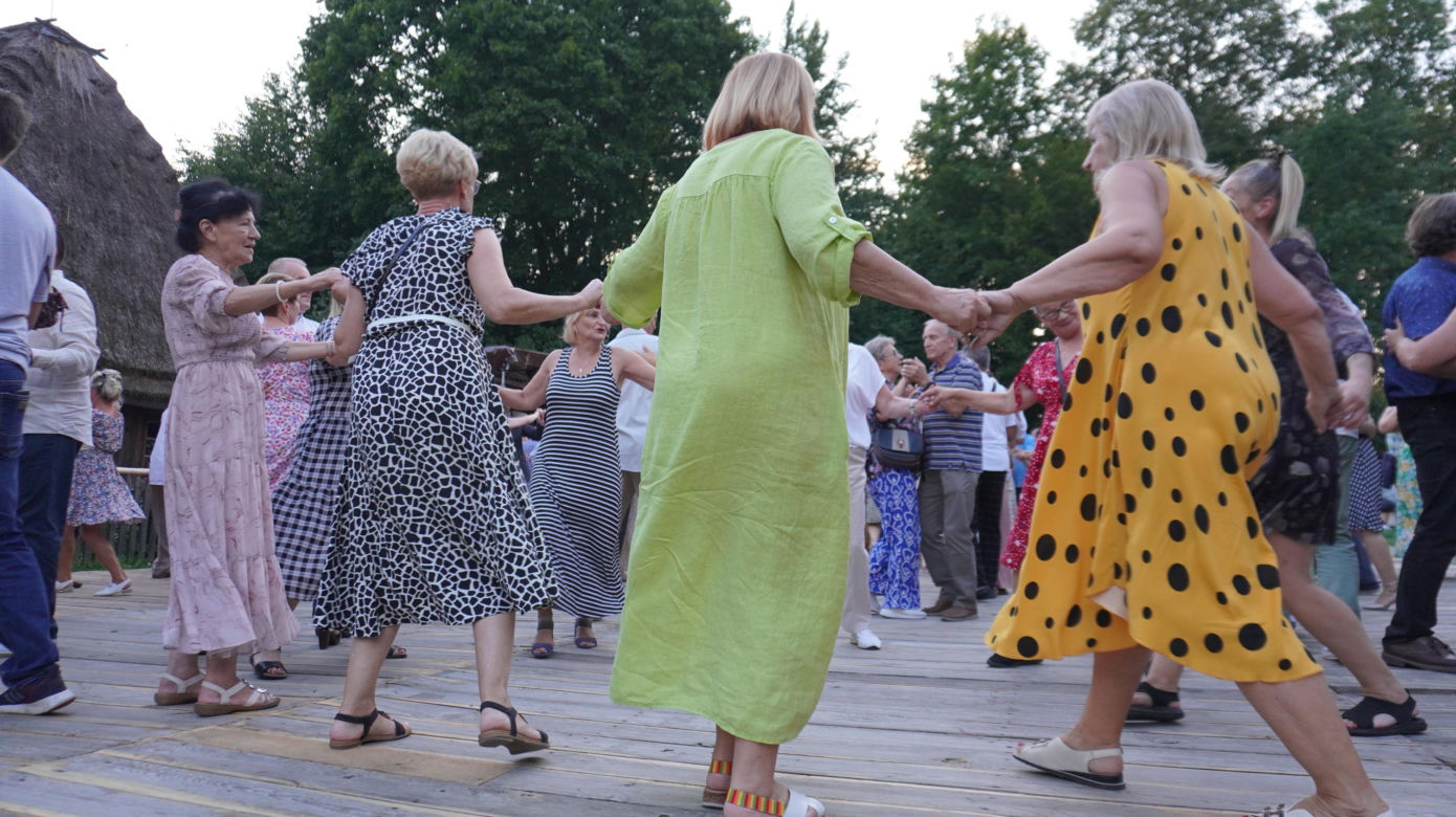 „Tańcowali” na parkiecie w Muzeum Wsi Lubelskiej aż miło było patrzeć! FOTORELACJA z sobotniej potańcówki