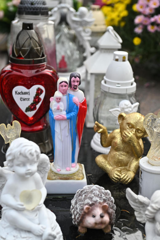 Aniołki i misie strzegą grobu 6-letniej Sandry, obok rozkwita kwiat róży