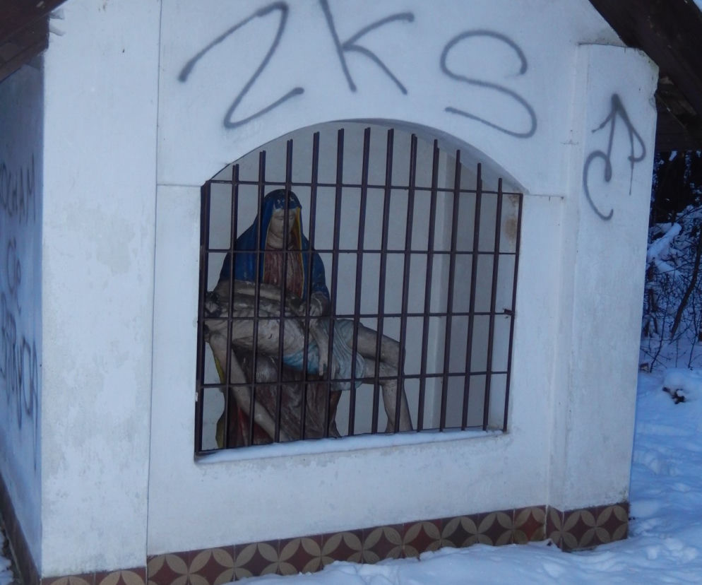 Odporyszów. ZDEWASTOWAŁ cmentarz, bo rzuciła go dziewczyna. 20-latek przyznał się do winy 