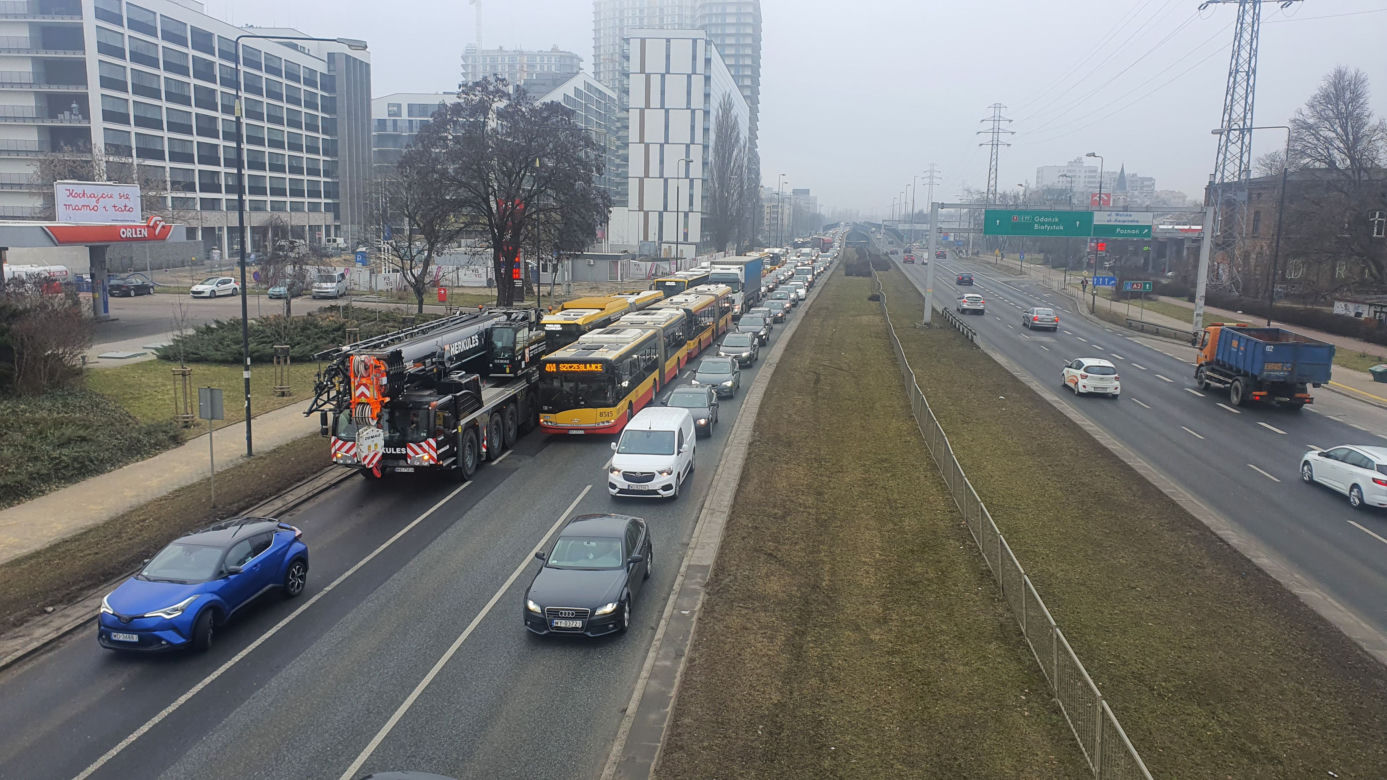 Bus z acetylenem przewrócił się na drogę